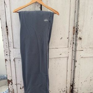 ALO Yoga Women's accolade straight sweatpant (steel gray)